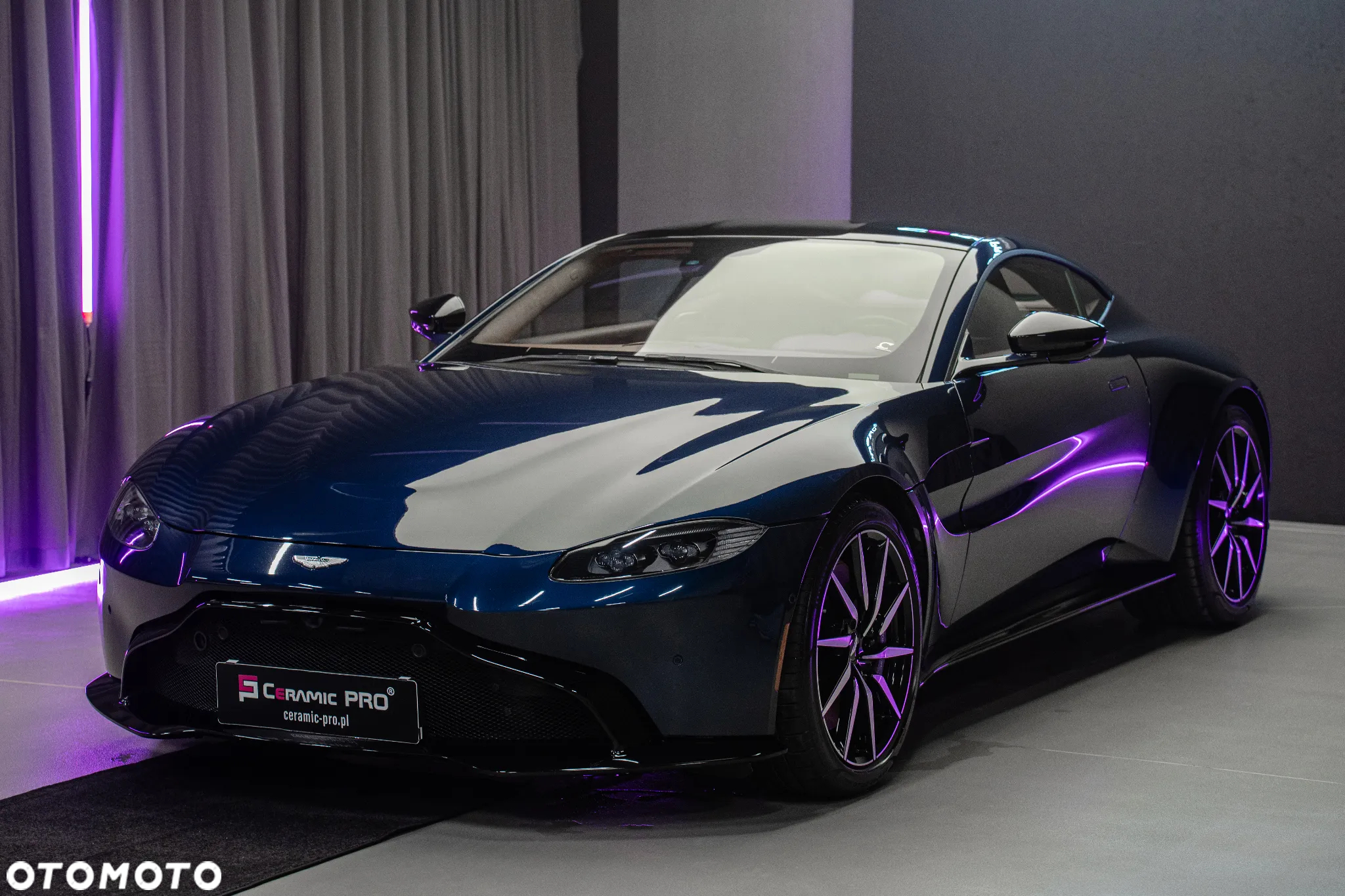 Aston Martin Vantage - 2