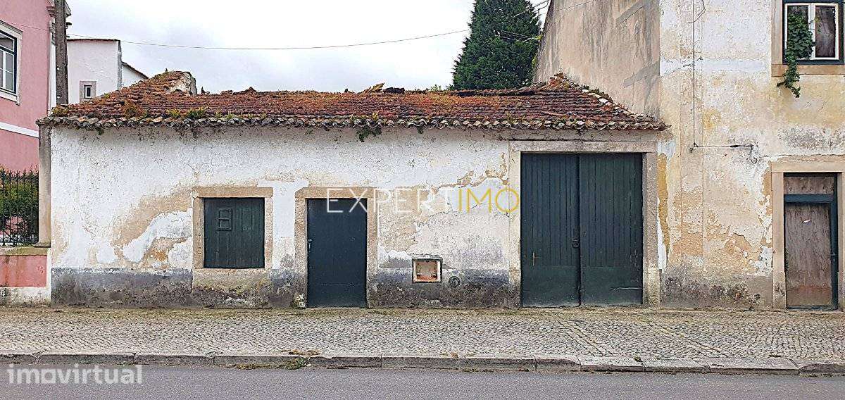 Moradia para Reabilitação Inserida em Terreno 700 m2 no Centro da... - Grande imagem: 2/22