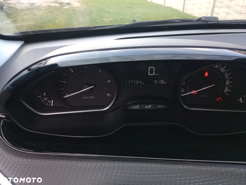 Peugeot 2008 BlueHDi 100 STOP & START Signature - 17