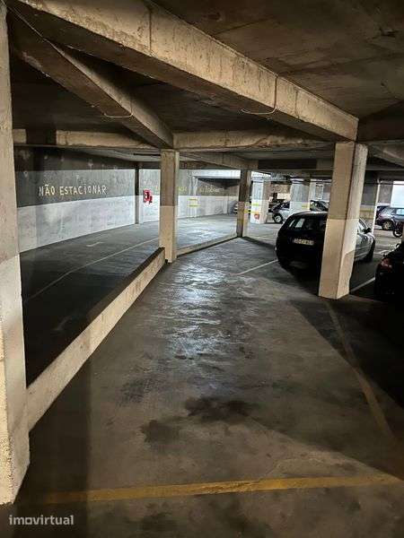 Garagem Rua de Vilar - Grande imagem: 2/4