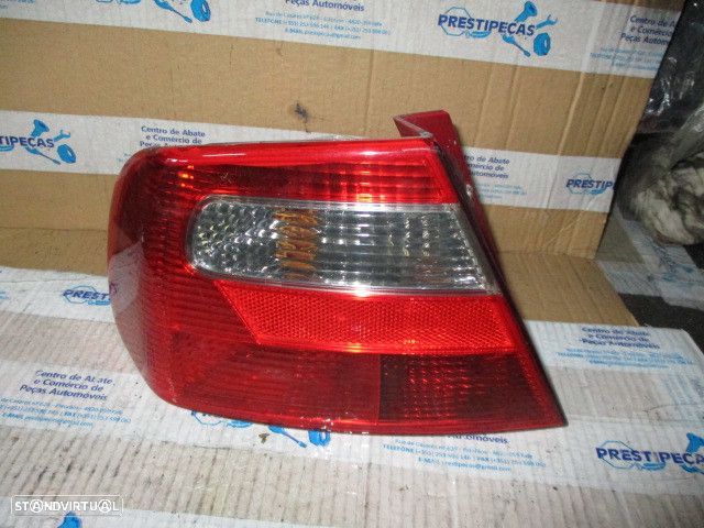 Farol Tras REF0967 MITSUBISHI CARISMA 1999 4P ESQ HELLA MITSUBISHI CARISMA 2001 1.9TD 90CV 4P AZUL - 1