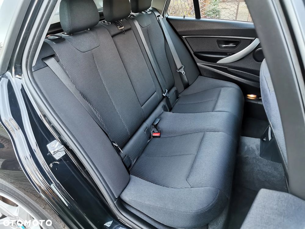 BMW Seria 3 320d xDrive - 24
