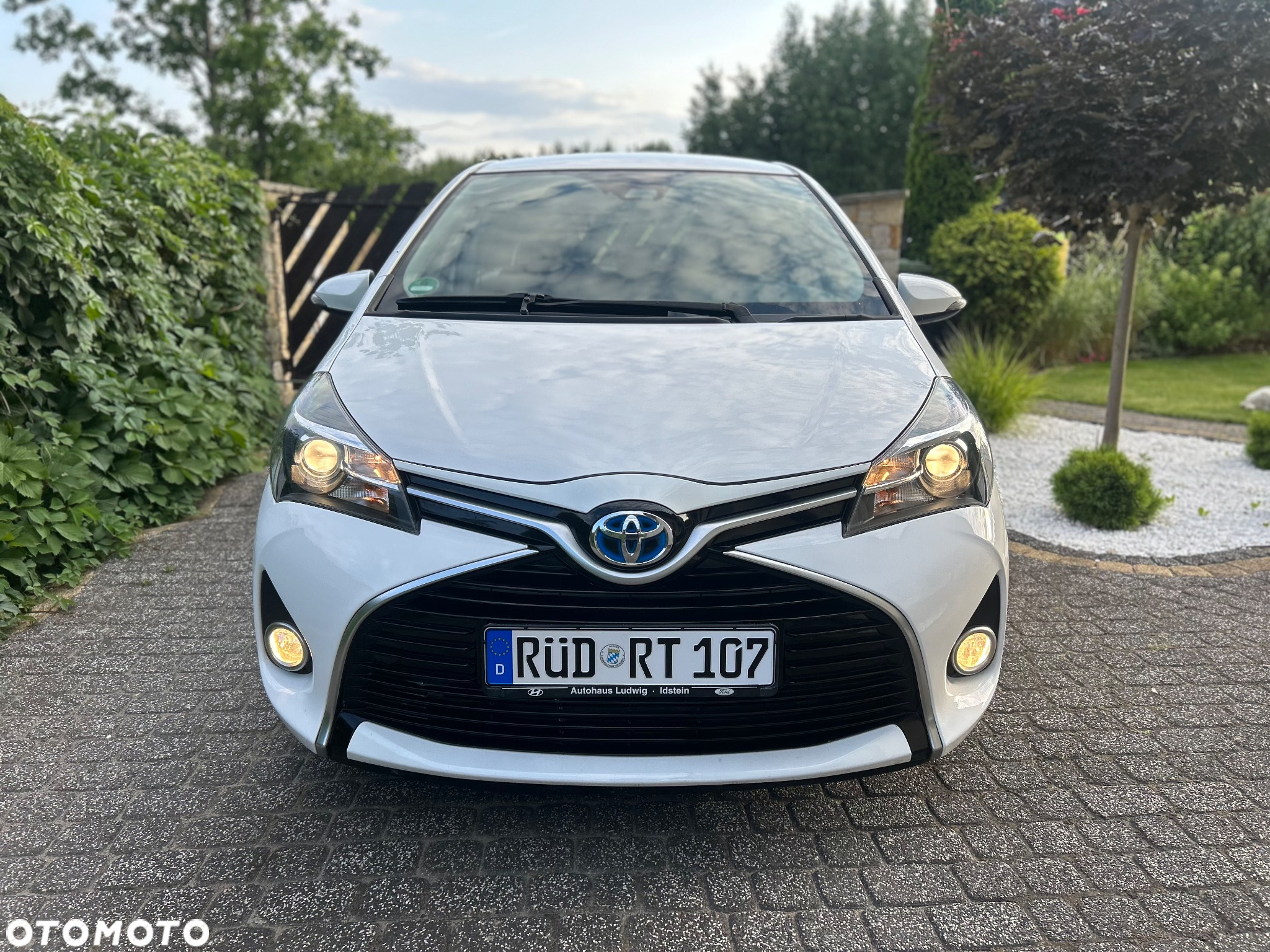 Toyota Yaris Hybrid 100 Premium - 10
