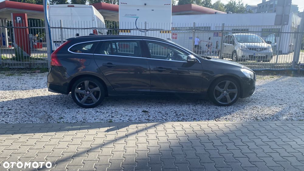 Volvo V60 D2 R-Design - 3