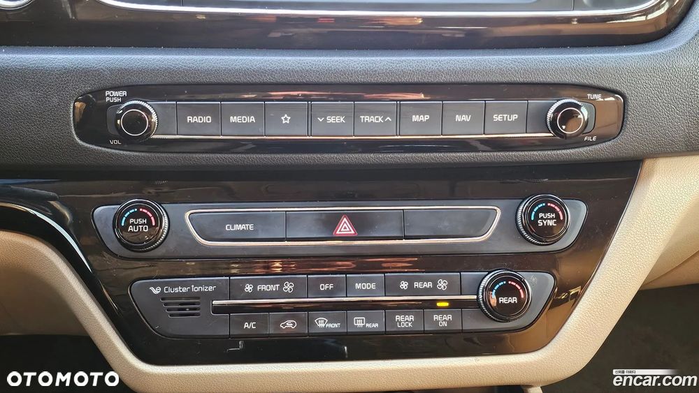 Kia Carnival - 12