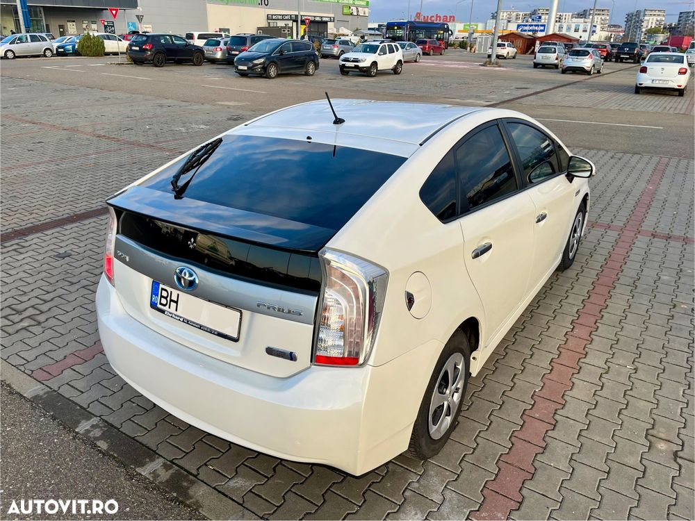 Toyota Prius Plug-in (Hybrid) Life - 24