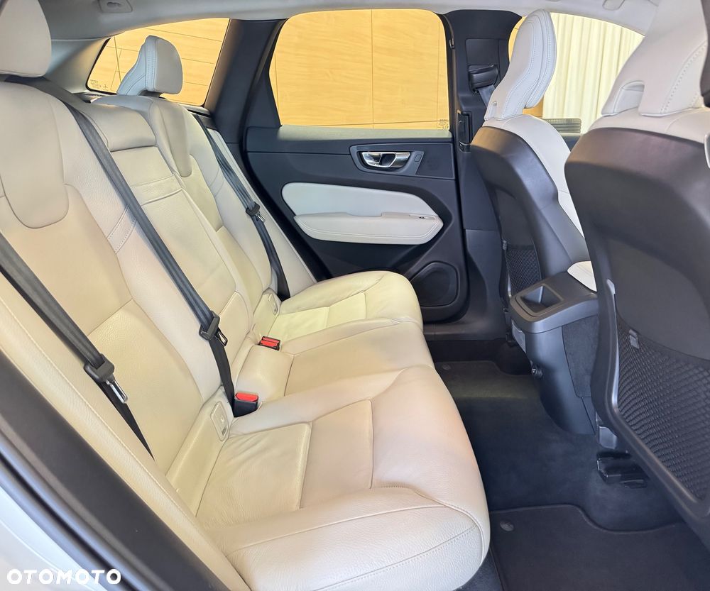 Volvo XC 60 B4 D AWD Momentum Pro - 11