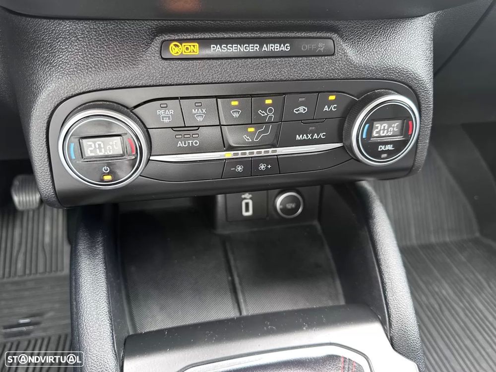 Ford Focus 1.0 EcoBoost S&S TITANIUM - 32