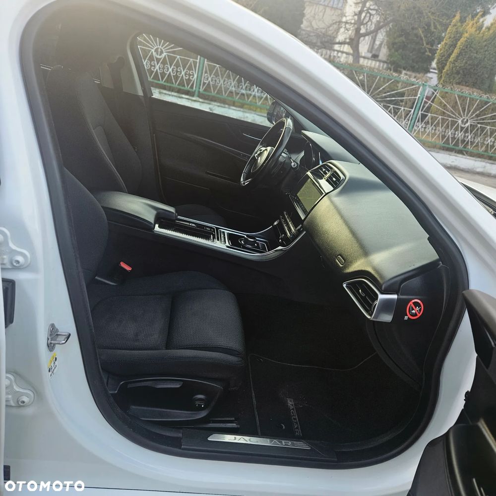 Jaguar XE - 26