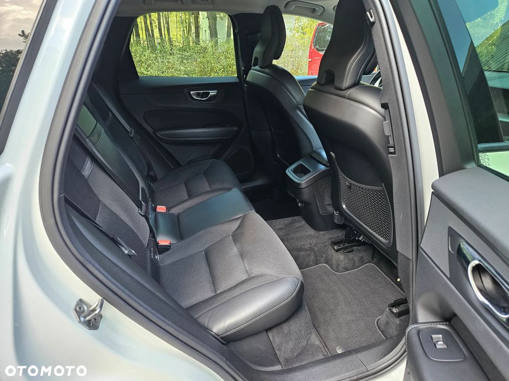 Volvo XC 60 D4 Momentum Pro - 26