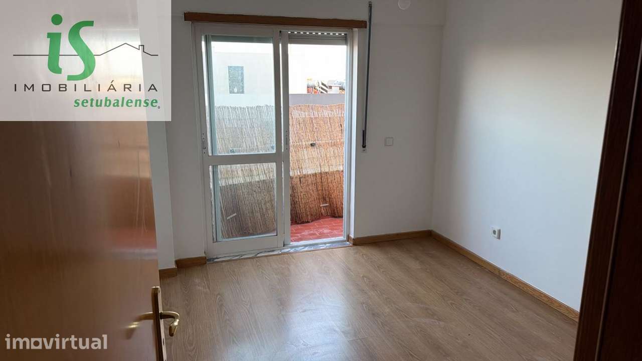 Apartamento T2 com Elevador e Lareira – Vale do Cobro, Setúbal - Grande imagem: 4/8