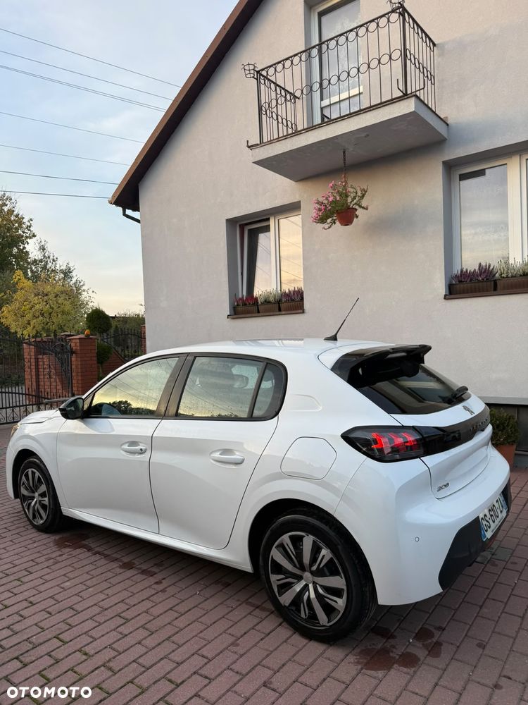 Peugeot 208 - 8