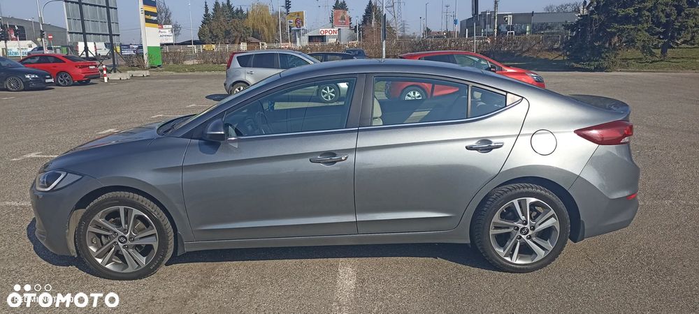 Hyundai Elantra 1.6 CRDi Comfort - 11