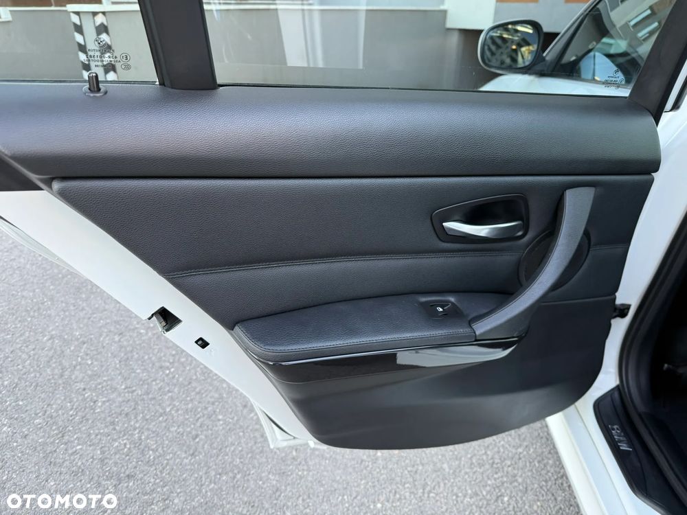 BMW Seria 3 320d Efficient Dynamics Sport Line - 23