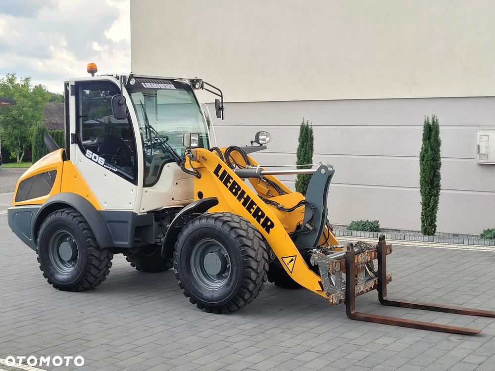 Liebherr L 506 C / widły + łyżka otwierana / centralne smarowanie / - 1
