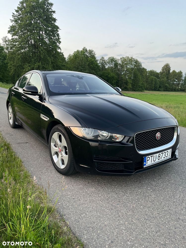 Jaguar XE 2.0 T Portfolio - 3