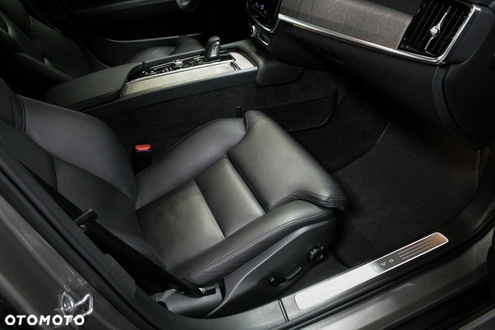 Volvo V90 Cross Country - 24