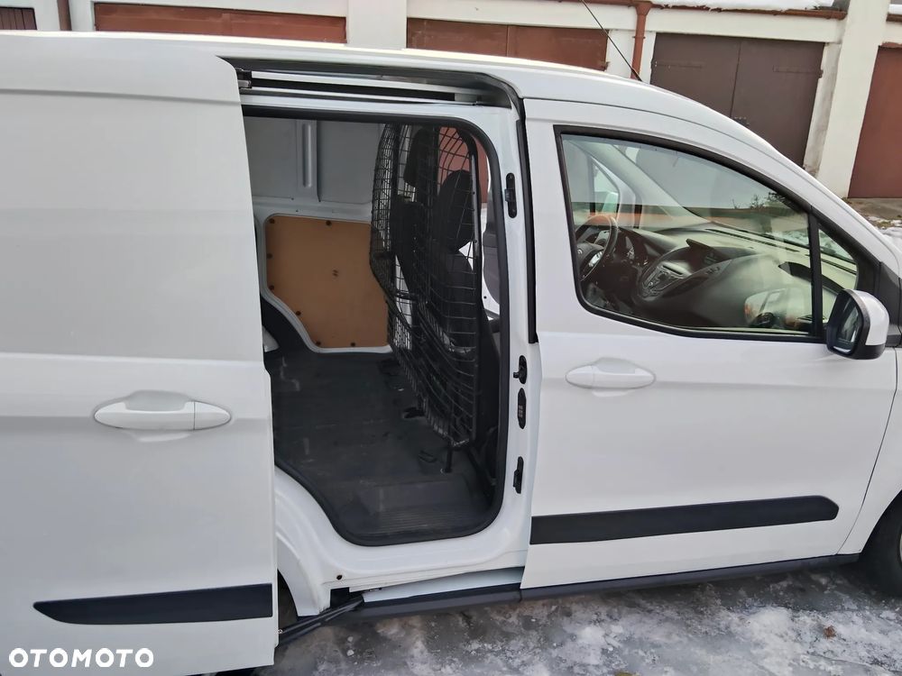 Ford Transit Courier - 13