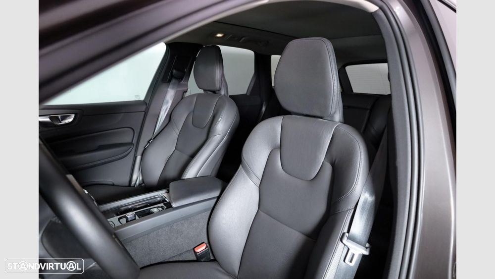 Volvo XC 60 2.0 T6 PHEV Plus Dark — fotografia 15