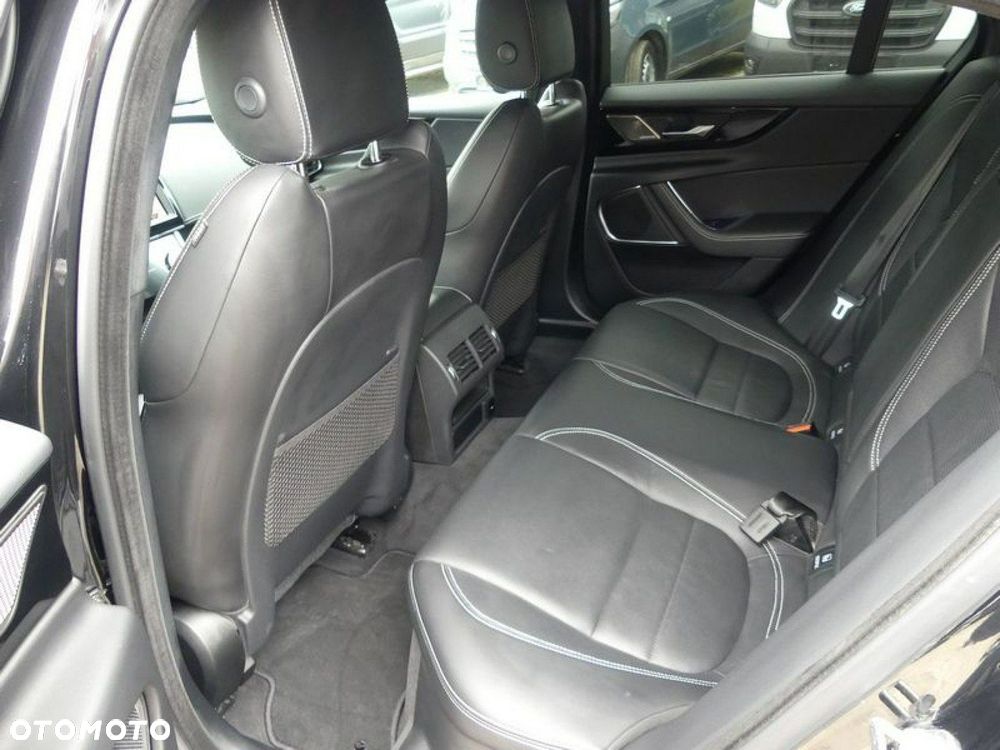 Jaguar XE 2.0 T AWD R-Sport - 22