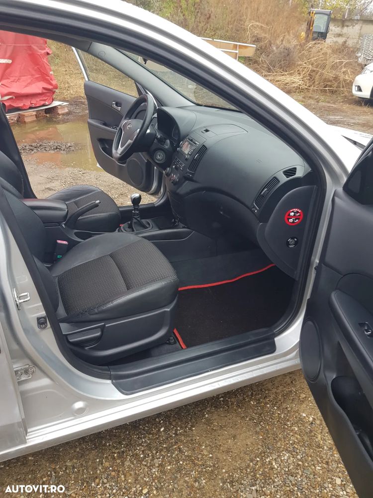 Hyundai i30 1.6 CRDI blue Comfort - 6