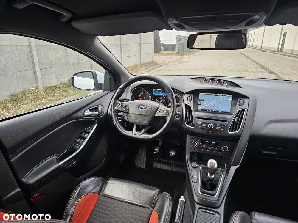Ford Focus SW ST - 18