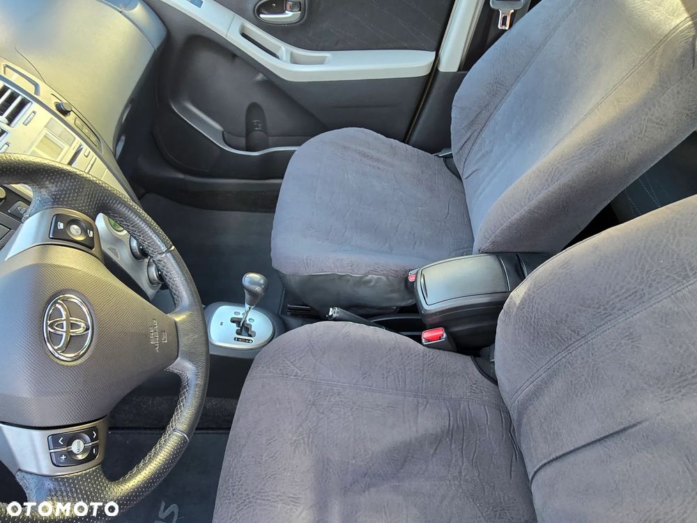 Toyota Yaris - 10