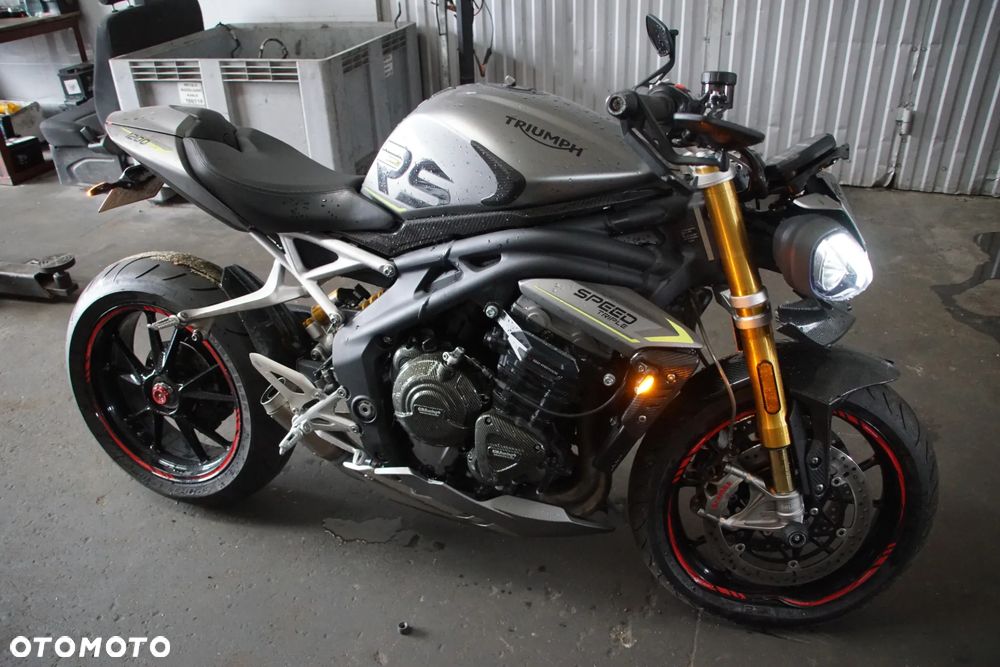 Triumph Speed Triple 1200 rs 2022 na części 692106889 SILNIK: silnik kompletny, blok silnika, głowica cylindrów, pokrywa zaworów, uszczelka głowicy, cylinder, tuleja cylindra, tłok, pierścienie tłokowe, sworzeń tłoka, korbowód, wał korbowy, panewki wału, wałek rozrządu, koło rozrządu, łańcuch rozrządu, napinacz rozrządu, ślizg rozrządu, zawór ssący, zawór wydechowy, sprężyna zaworowa, popychacz zaworu, dźwigienka zaworowa, uszczelniacz zaworowy, miska olejowa, korek spustowy oleju, pompa oleju, smok olejowy, filtr oleju, chłodnica oleju, przewód olejowy, obudowa filtra oleju, czujnik ciśnienia oleju, pokrywa alternatora, pokrywa sprzęgła, dekiel silnika, uszczelki silnika, engine assembly, engine block, cylinder head, valve cover, piston, piston rings, connecting rod, crankshaft, camshaft, timing chain, oil pump.  UKŁAD PALIWOWY I DOLOTOWY: zbiornik paliwa, bak paliwa, korek wlewu paliwa, pompa paliwa, kosz pompy paliwa, filtr paliwa, przewód paliwowy, listwa wtryskowa, wtryskiwacz, regulator ciśnienia paliwa, przepustnica, korpus przepustnicy, silniczek krokowy, czujnik położenia przepustnicy TPS, manetka gazu, rolgaz, elektroniczny gaz ride-by-wire, airbox, obudowa filtra powietrza, filtr powietrza, króciec dolotowy, kolektor dolotowy, czujnik temperatury powietrza, czujnik ciśnienia MAP, fuel tank, fuel pump, fuel injector, throttle body, air filter.  SPRZĘGŁO I SKRZYNIA BIEGÓW: kosz sprzęgłowy, piasta sprzęgła, tarcze sprzęgłowe, przekładki sprzęgła, sprężyny sprzęgła, docisk sprzęgła, pompa sprzęgła, wysprzęglik, przewód sprzęgła, klamka sprzęgła, skrzynia biegów, wałek sprzęgłowy, wałek zdawczy, koła zębate skrzyni, wodzik zmiany biegów, bęben zmiany biegów, czujnik biegu, dźwignia zmiany biegów, cięgno zmiany biegów, quickshifter, czujnik quickshiftera, clutch basket, clutch plates, gearbox, transmission shaft, gear selector drum, shift fork.  NAPĘD TYLNEGO KOŁA: zębatka przednia, zębatka tylna, łańcuch napędowy, spinka łańcucha, napinacz łańcucha, prowadnica łańcucha, osłona łańcucha, guma zabieraka, zabierak zębatki, mocowanie zębatki, front sprocket, rear sprocket, drive chain, chain adjuster, chain guide, chain guard, sprocket carrier.  UKŁAD WYDECHOWY: kolektory wydechowe, rury wydechowe, tłumik końcowy, tłumik środkowy, katalizator, osłona tłumika, zawór wydechowy, silniczek zaworu wydechowego, linki zaworu wydechowego, sonda lambda, uszczelka kolektora, obejma wydechu, mocowanie tłumika, exhaust headers, muffler, silencer, catalytic converter, exhaust valve, oxygen sensor, heat shield.  UKŁAD CHŁODZENIA: chłodnica, wentylator chłodnicy, osłona chłodnicy, korek chłodnicy, zbiorniczek wyrównawczy, pompa wody, termostat, obudowa termostatu, przewód chłodnicy, wąż układu chłodzenia, króciec wody, czujnik temperatury płynu, radiator, radiator fan, coolant reservoir, water pump, thermostat, coolant hose.  ZAWIESZENIE PRZEDNIE: lagi przednie, widelec przedni, goleń widelca, rura nośna, dolna półka, górna półka, sztyca widelca, uszczelniacz lagi, uszczelniacz przeciwpyłowy, sprężyna widelca, kartridż amortyzatora, regulator tłumienia, korek lagi, olej do lag, amortyzator skrętu, steering damper, front fork, fork tube, fork seal, fork cartridge, triple clamp, upper yoke, lower yoke.  ZAWIESZENIE TYLNE: amortyzator tylny, sprężyna amortyzatora, wahacz jednoramienny, oś wahacza, łożysko wahacza, kiwak zawieszenia, łącznik amortyzatora, regulator napięcia wstępnego, mocowanie amortyzatora, rear shock, shock absorber, single-sided swingarm, swingarm pivot, suspension linkage.  UKŁAD HAMULCOWY: zacisk hamulcowy przedni lewy, zacisk hamulcowy przedni prawy, zacisk hamulcowy tylny, jarzmo zacisku, tłoczek hamulcowy, zestaw naprawczy zacisku, klocki hamulcowe przednie, klocki hamulcowe tylne, tarcza hamulcowa przednia, tarcza hamulcowa tylna, pompa hamulcowa przednia, pompa hamulcowa tylna, przewód hamulcowy, przewód w oplocie, zbiorniczek płynu hamulcowego, klamka hamulca, pedał hamulca, czujnik światła stop, moduł ABS, pompa ABS, czujnik ABS, pierścień ABS, front brake caliper, rear brake caliper, brake pads, brake disc, brake rotor, brake master cylinder.  KOŁA I OPONY: felga przednia, felga tylna, koło przednie, koło tylne, oś koła przedniego, oś koła tylnego, dystans koła, łożysko koła, uszczelniacz koła, piasta koła, nakrętka tylnego koła, zawór opony, czujnik ciśnienia TPMS, opona przednia, opona tylna, front wheel, rear wheel, wheel rim, wheel axle, wheel bearing, wheel hub, tire, tyre, TPMS sensor.  KIEROWNICA I STEROWANIE: kierownica, mocowanie kierownicy, riser kierownicy, lewa manetka, prawa manetka, ciężarki kierownicy, końcówki kierownicy, lusterko lewe, lusterko prawe, uchwyt lusterka, klamka sprzęgła, klamka hamulca, przełącznik zespolony lewy, przełącznik zespolony prawy, rolgaz, stacyjka, antena stacyjki, amortyzator skrętu, handlebar, handlebar clamp, grip, bar end, rear-view mirror, switchgear, ignition switch.  RAMA I PODWOZIE: rama główna, rama tylna, subframe, wspornik ramy, mocowanie silnika, śruba mocowania silnika, crash pad, slider ramy, osłona ramy, stopka boczna, czujnik stopki bocznej, sprężyna stopki, uchwyt tablicy rejestracyjnej, mocowanie podnóżka, podnóżek kierowcy lewy, podnóżek kierowcy prawy, podnóżek pasażera lewy, podnóżek pasażera prawy, set podnóżków, rearset, frame, rear subframe, engine mount, crash protector, side stand, footpeg.  OWIEWKI I NADWOZIE: owiewka przednia, owiewka boczna lewa, owiewka boczna prawa, owiewka tylna, boczek lewy, boczek prawy, osłona chłodnicy, osłona silnika, belly pan, pług pod silnik, błotnik przedni, błotnik tylny, nadkole, hugger, przednia szyba, szyba sportowa, deflektor, wlot powietrza, osłona ramy, osłona wahacza, osłona karbonowa, carbon cover, fairing, side panel, front fender, rear fender, windscreen, radiator cover.  SIEDZENIE I TYLNA CZĘŚĆ: siedzenie kierowcy, siedzenie pasażera, kanapa, zamek siedzenia, linka zamka siedzenia, uchwyt pasażera, ogon motocykla, stelaż tylny, wypełnienie zadupka, osłona siedzenia, seat cowl, rider seat, passenger seat, seat lock, tail section.  ELEKTRYKA I ELEKTRONIKA: wiązka elektryczna główna, wiązka przednia, wiązka tylna, sterownik silnika ECU, moduł zapłonowy, regulator napięcia, alternator, stator, rotor alternatora, rozrusznik, przekaźnik rozrusznika, akumulator, skrzynka bezpieczników, bezpiecznik, przekaźnik, cewka zapłonowa, świeca zapłonowa, fajka świecy, przewód masowy, złącze elektryczne, gniazdo USB, immobilizer, antena immobilizera, czujnik przechyłu, czujnik położenia wału, czujnik położenia wałka, czujnik prędkości, czujnik temperatury, czujnik ciśnienia, wiring harness, ECU, voltage regulator, alternator, starter motor, starter relay, battery, fuse box, ignition coil, spark plug.  OŚWIETLENIE I ZEGARY: reflektor przedni, lampa przednia LED, światło mijania, światło drogowe, moduł reflektora, kierunkowskaz przedni lewy, kierunkowskaz przedni prawy, kierunkowskaz tylny lewy, kierunkowskaz tylny prawy, lampa tylna, światło stop, lampka tablicy rejestracyjnej, licznik, zegary, wyświetlacz TFT, panel wskaźników, obudowa licznika, czujnik poziomu paliwa, headlight, LED headlamp, tail light, brake light, turn signal, indicator, instrument cluster, dashboard, TFT display.  SYSTEMY ELEKTRONICZNE: moduł kontroli trakcji, traction control, czujnik IMU, moduł ride-by-wire, tempomat, przełącznik tempomatu, quickshifter up and down, moduł ABS, czujnik kąta pochylenia, moduł Bluetooth, antena, moduł bezkluczykowy, keyless module, kluczyk, pilot, immobilizer key, przełącznik trybów jazdy, riding mode switch.  ŚRUBY, ŁOŻYSKA I DROBNE CZĘŚCI: komplet śrub, śruba owiewki, nakrętka osi, tuleja dystansowa, podkładka, spinka, zatrzask, kołek montażowy, guma mocująca, silentblock, obejma, uchwyt przewodu, łożysko główki ramy, łożysko igiełkowe, łożysko kulkowe, simmering, uszczelka, oring, zestaw naprawczy, - 14