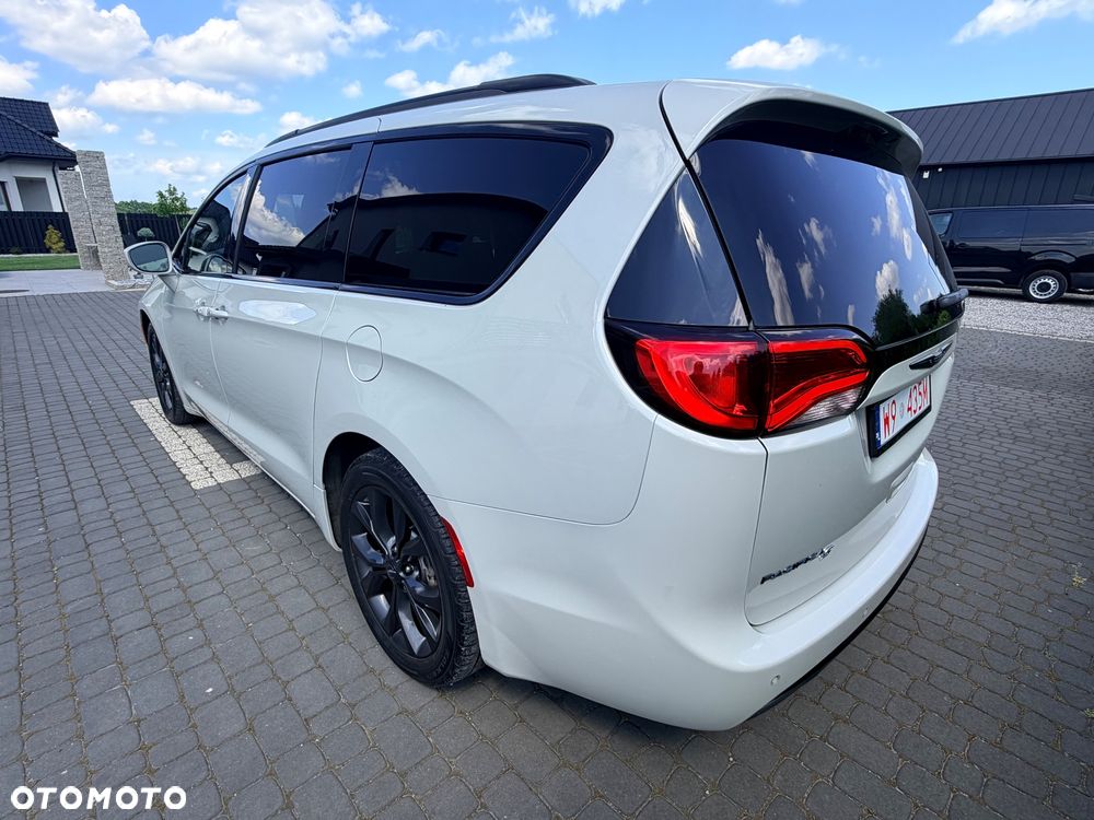 Chrysler Pacifica - 9