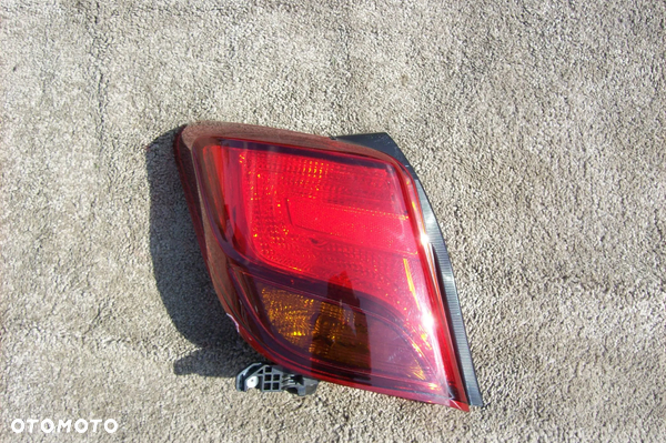 LAMPA TYLNA LEWA TOYOTA YARIS III LIFT ROK 14/17