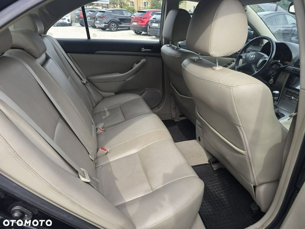 Toyota Avensis - 14