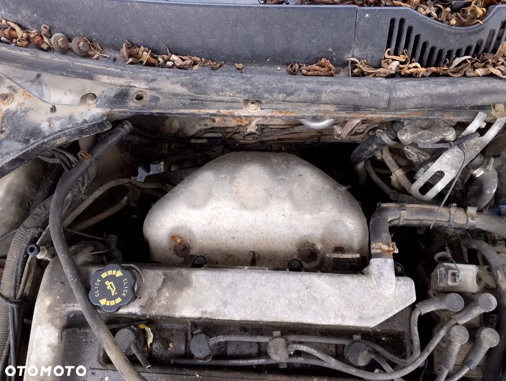 Ford Mondeo Mk.3 (00-03r.) 1.8B 125KM. Silnik CHBA, CHBB Skrzynia MTX 75 lakier Stardust Silver (metalic) . Cały na części GWARANCJA !!!  Przód Tył Zestaw Komplet Drzwi Klapa Zderzak Błotnik Maska Grill Atrapa Szyba Pas Lampa Lusterko Boczki Fotel Kanapa Kokpit Deska Rozdzielcza Przełącznik Włącznik Sterownik Przewody Wiązka Instalacja Moduł Komputer Czujnik Listwa Pompa Alternator Wtryski Głowica Rozrusznik Kompresor Sprzęgło Dwumas Silnik Skrzynia ABS Klimatyzacji Paliwa Wspomagania Kolektor Turbina Przepustnica Zawór Chłodnica Koło Hak Belka Sanki Zawieszenie Mcpherson Półoś Amortyzator Wydech Tłumik Zacisk Most - 25