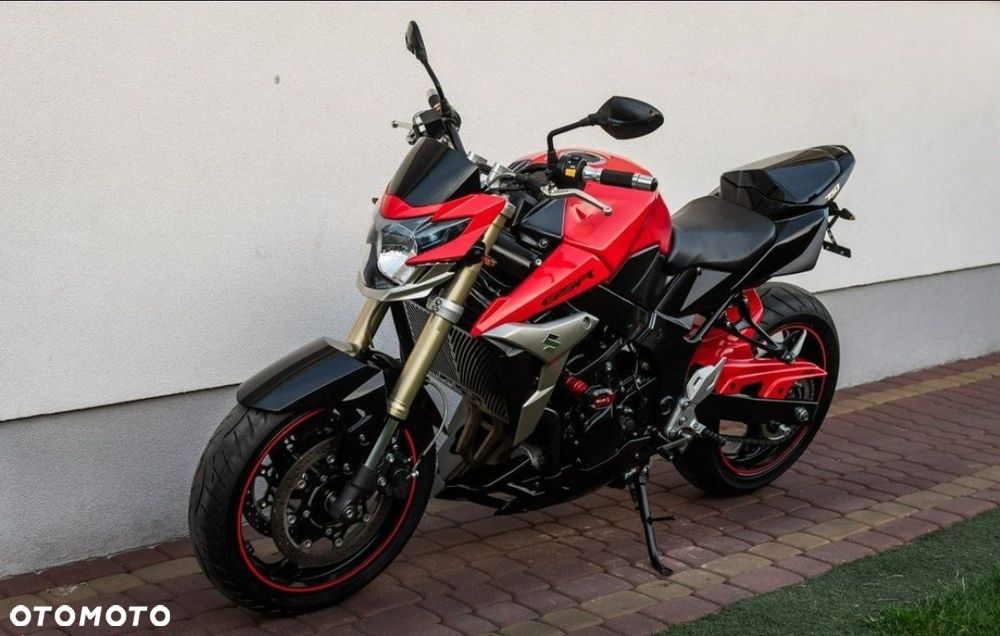 Suzuki GSR - 8