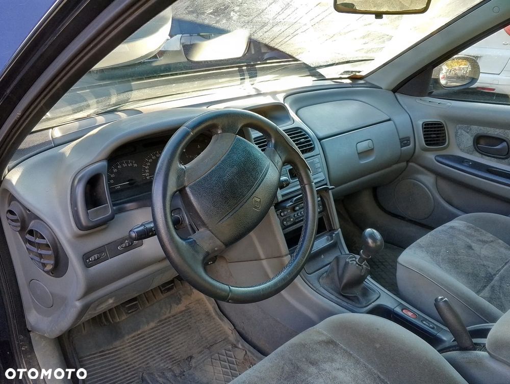 Renault Laguna I FL (98-01.) 1.9DTI 96KM. Silnik F9Q 716 Skrzynia JC5 085 lakier NV472 / 472 - DUSK BLUE.Cały na części. GWARANCJA !!!  Przód Tył Zestaw Komplet Drzwi Klapa Zderzak Błotnik Maska Grill Atrapa Szyba Pas Lampa Lusterko Boczki Fotel Kanapa Kokpit Deska Rozdzielcza Przełącznik Włącznik Sterownik Przewody Wiązka Instalacja Moduł Komputer Czujnik Listwa Pompa Alternator Wtryski Głowica Rozrusznik Kompresor Sprzęgło Dwumas Silnik Skrzynia ABS Klimatyzacji Paliwa Wspomagania Kolektor Turbina Przepustnica Zawór Chłodnica Koło Hak Belka Sanki Zawieszenie Mcpherson Półoś Amortyzator Wydech Tłumik Zacisk Most - 8