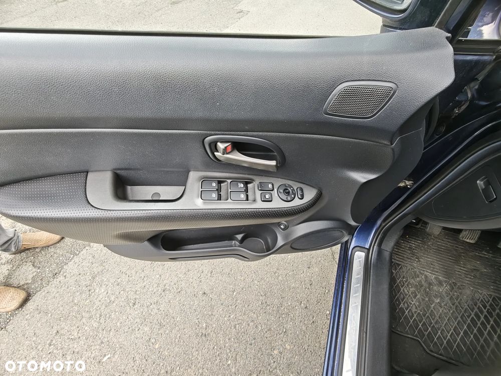 Kia Carens - 9