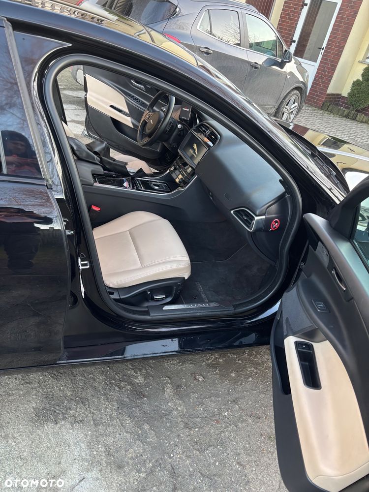 Jaguar XE 2.0 T AWD Prestige - 15