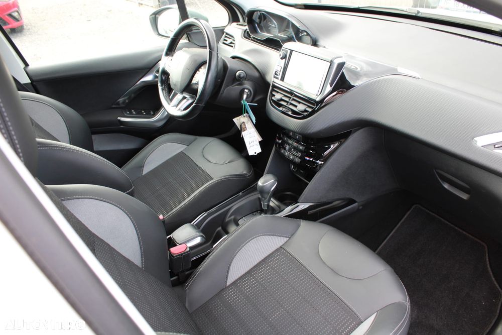 Peugeot 2008 1.2 PureTech Turbo EAT6 S&S Allure - 22