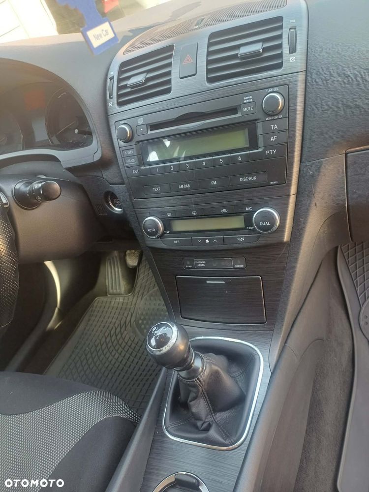Toyota Avensis Verso - 4
