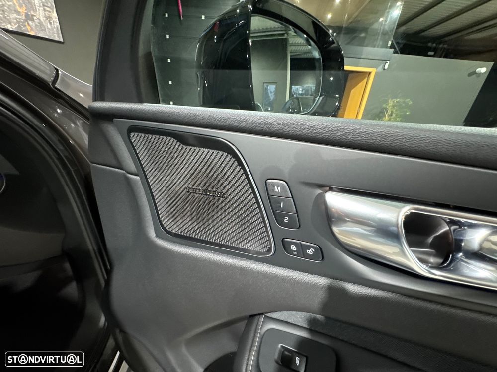 Volvo XC 60 2.0 T6 PHEV R-Design AWD - 37