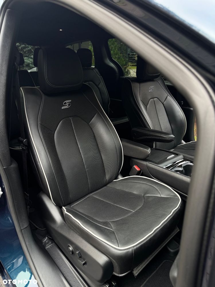 Chrysler Pacifica - 17