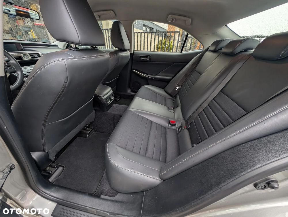 Lexus IS 300h Elite - 8