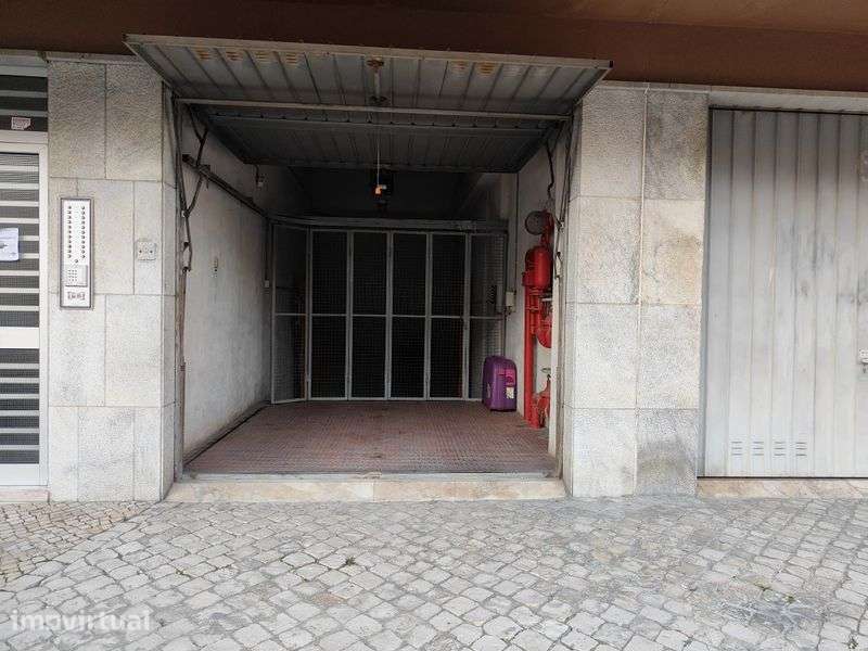 Arrendo lugar de carro numa garagem - Grande imagem: 2/5