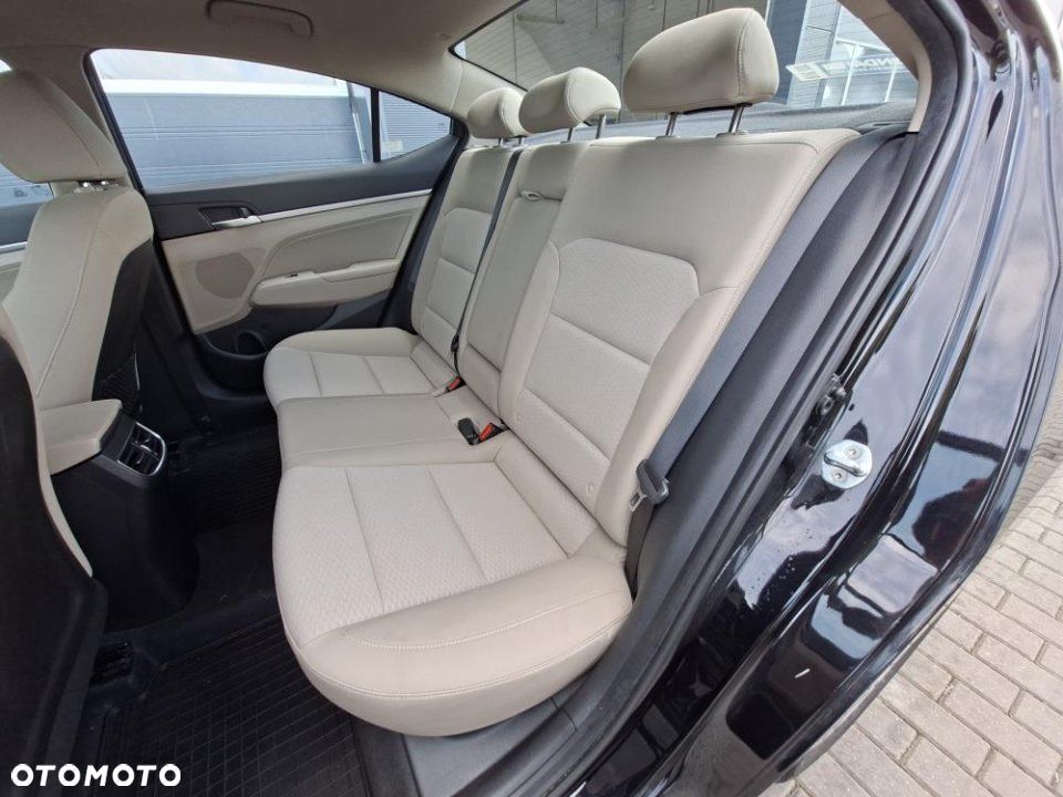 Hyundai Elantra - 12