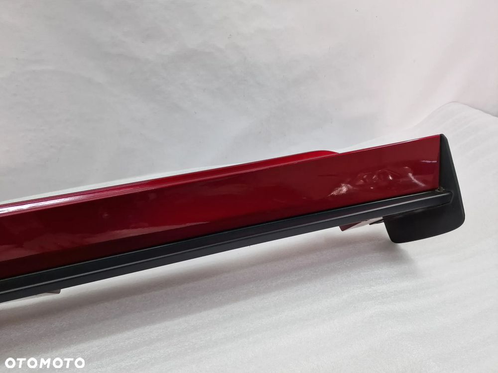 MAZDA 3 GT SPORT LEWA ŁADNA LISTWA PROGOWA / NAKŁADKA PROGU , KOLOR BORDO METALIK , NR BCJH-51P51 , NR AUKCJI PR334 - 6