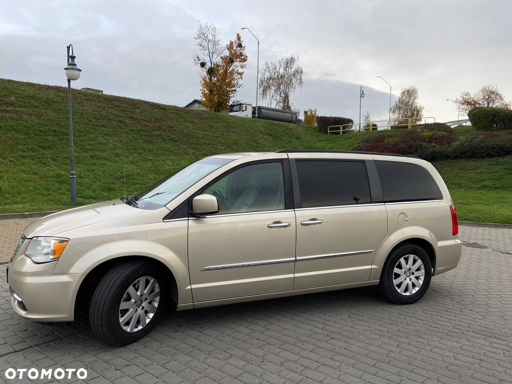 Chrysler Town & Country - 4