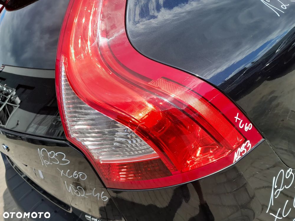 VOLVO XC60 LAMPA TYLNA PRAWA W BŁOTNIK - 4
