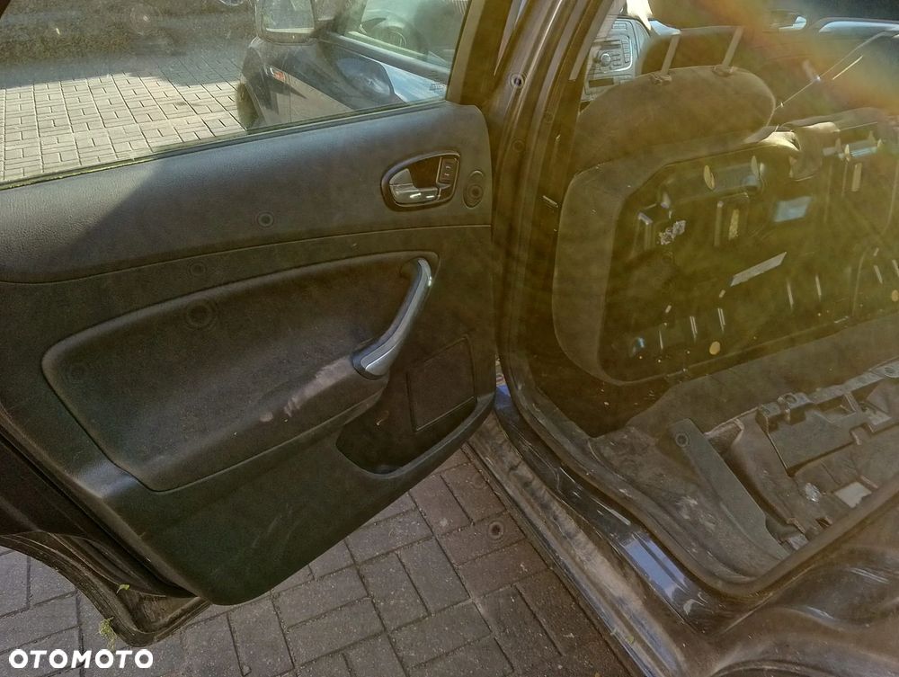 Ford Mondeo mk4 (07-10r.) 2.5 T 220KM. Silnik C25KDTD Skrzynia M66 lakier C6 – Sea Grey (metallic).Cały na części. GWARANCJA !!!  Przód Tył Zestaw Komplet Drzwi Klapa Zderzak Błotnik Maska Grill Atrapa Szyba Pas Lampa Lusterko Boczki Fotel Kanapa Kokpit Deska Rozdzielcza Przełącznik Włącznik Sterownik Przewody Wiązka Instalacja Moduł Komputer Czujnik Listwa Pompa Alternator Wtryski Głowica Rozrusznik Kompresor Sprzęgło Dwumas Silnik Skrzynia ABS Klimatyzacji Paliwa Wspomagania Kolektor Turbina Przepustnica Zawór Chłodnica Koło Hak Belka Sanki Zawieszenie Mcpherson Półoś Amortyzator Wydech Tłumik Zacisk Most - 9