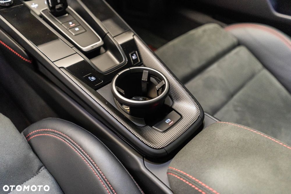 Porsche 911 Carrera 4 GTS - 34