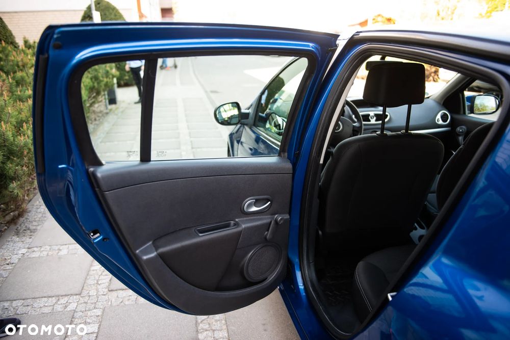 Renault Clio 1.2 16V Confort Authentique - 19