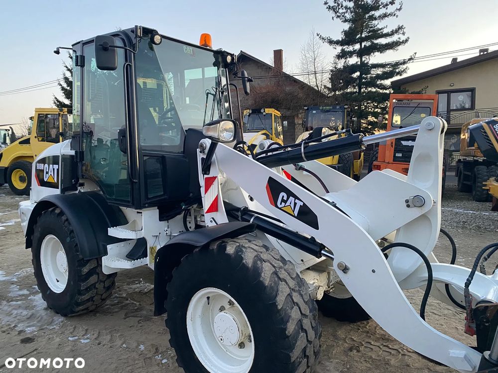 Caterpillar CAT 908M, 2020 ROK, 3400 MTH, ŁYŻKA OTWIERANA + WIDŁY, z NIEMIEC, - 20